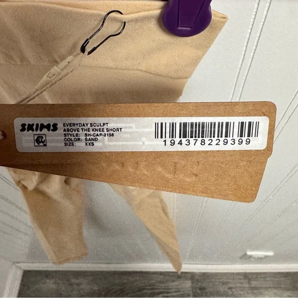 Skims Everyday Sculpt Above The Knee Short Sand XXS - Picture 8 of 9